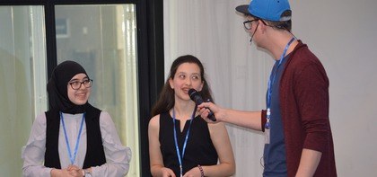 Presentator Wouter ter Keurs in gesprek met leerlingen Montfort College