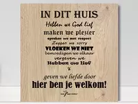 Houten tekstbordje 'In dit huis' 20x20cm