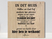 Houten tekstbordje 'In dit huis' 20x20cm